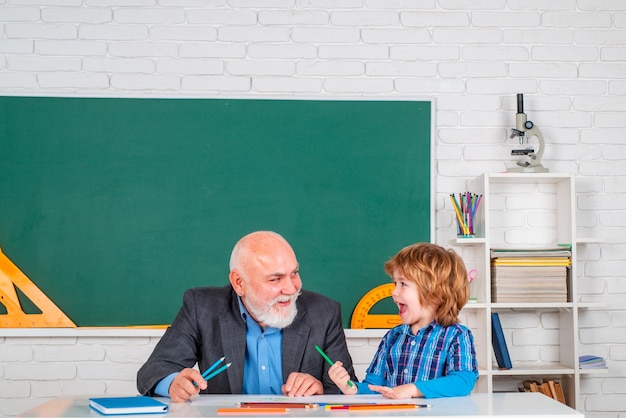 Leraar met mannelijke basisschoolleerling met het onderwijsconcept van de probleemwetenschap