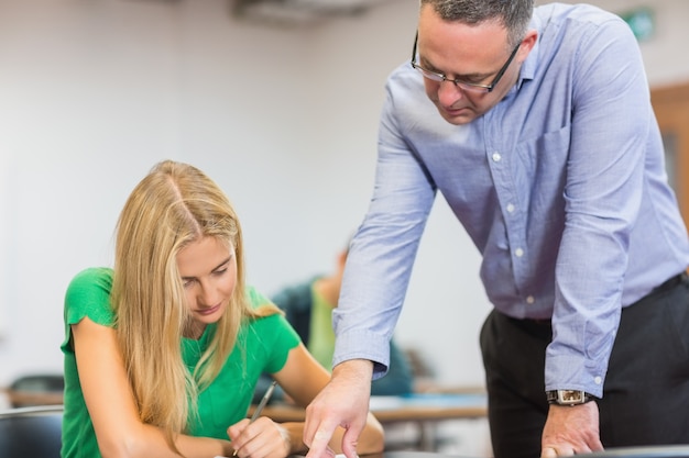 Leraar met student in het klaslokaal