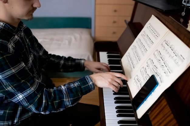 Foto leraar piano spelen tijdens zijn online les