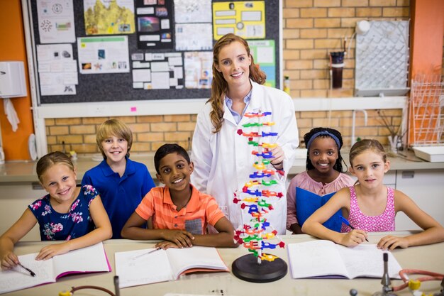 Leraar poseren met haar studenten