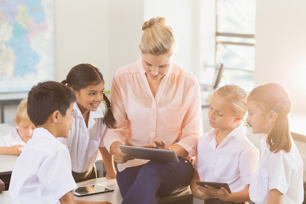 Leraar vrouw onderwijs kinderen op digitale tablet