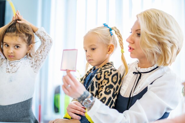 Leraren en kinderen hebben plezier bij het leren in een internationale schoolbibliotheek lerarenopleiding kind en basisschoolconcept