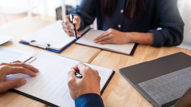 Leraren helpen elkaar in de klas