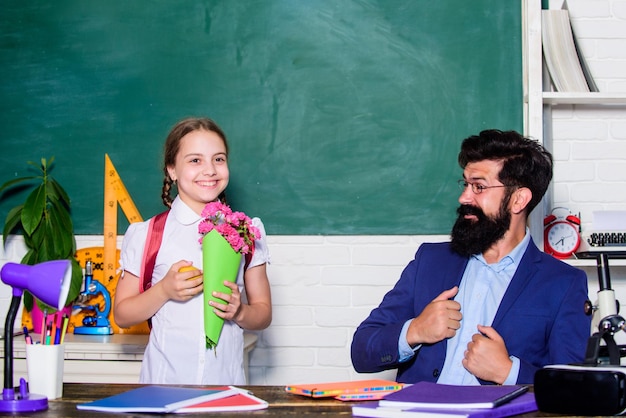 Lerarendag Dochter en vader met bloemen kennisdag is 1 september bloemencadeau voor beste leraar klein schoolmeisje kind met bloemboeket terug naar school Fijne lerarendag voor jou