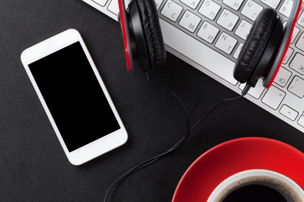 Leren bureau met pc-smartphone en koffiekopje