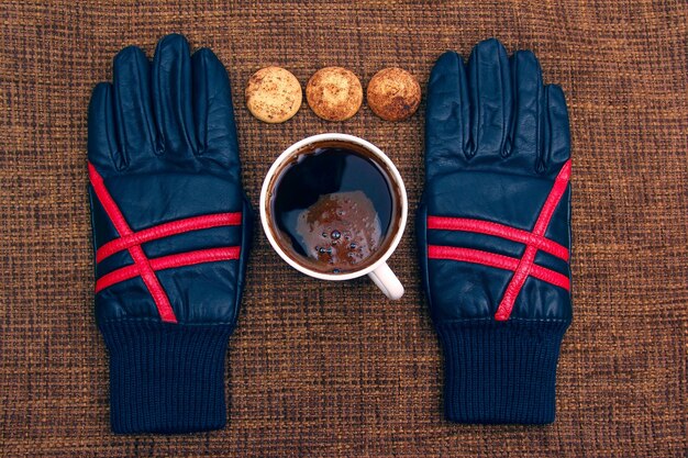 Leren handschoenen naast een warme kop koffie