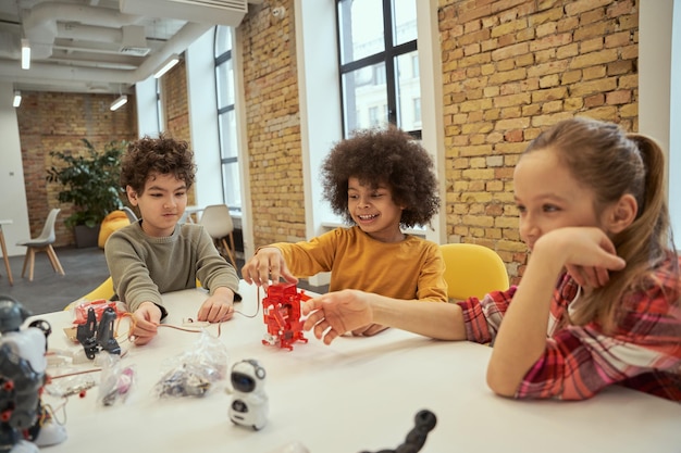 Leren leuk maken ambitieuze, diverse kinderen die samen plezier hebben terwijl ze technische details onderzoeken