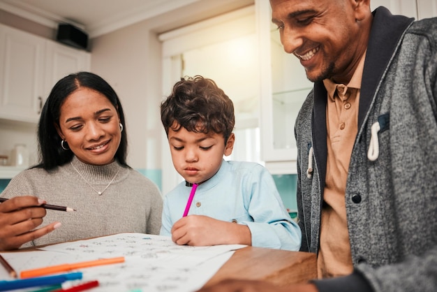 Leren onderwijzen en ouders helpen kind met huiswerk voor homeschool lesproject of academische opdracht Glimlach blij en vader of moeder ondersteunen kind samen met onderwijsontwikkeling