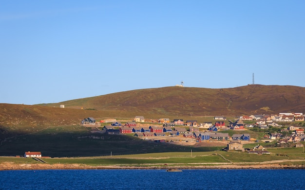 Foto lerwick-stadscentrum onder blauwe hemel, lerwick, shetland