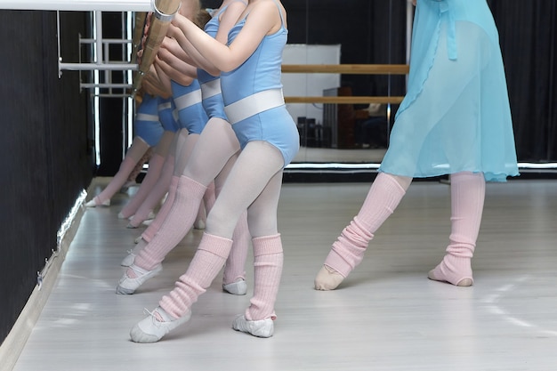 Les in de choreografieschool. kleine meisjes herhalen de bewegingen van de leraar