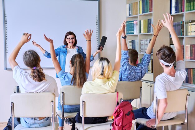 Les in de klas met digitaal scherm voor een groep tieners