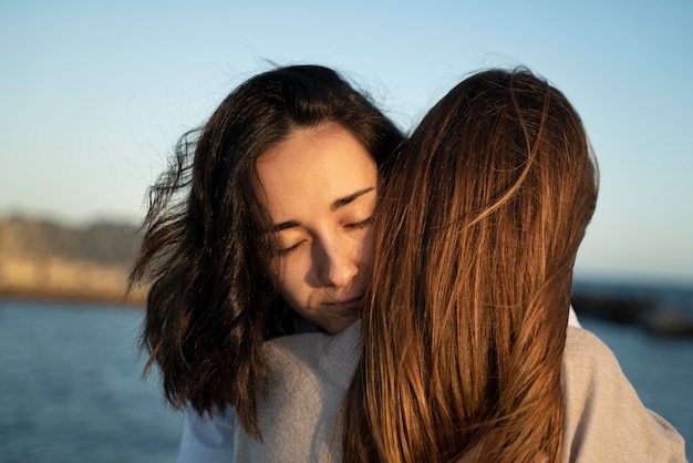 Foto coppia lesbica affettuosa l'una con l'altra