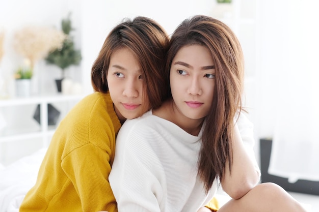 Photo lesbian couple cuddling at home