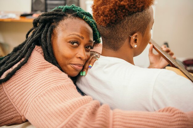 Photo lesbian couple enjoying playing guitar