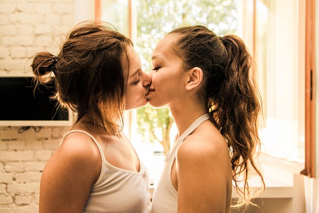 Photo lesbian couple at home