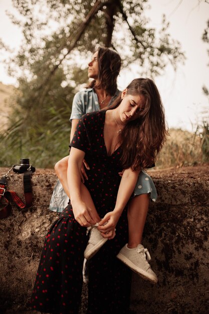 Photo lesbian couple sitting on land