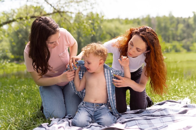 Coppia lesbica che trascorre del tempo con il figlio nel parco