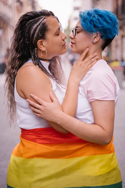 Photo lesbian couple on street