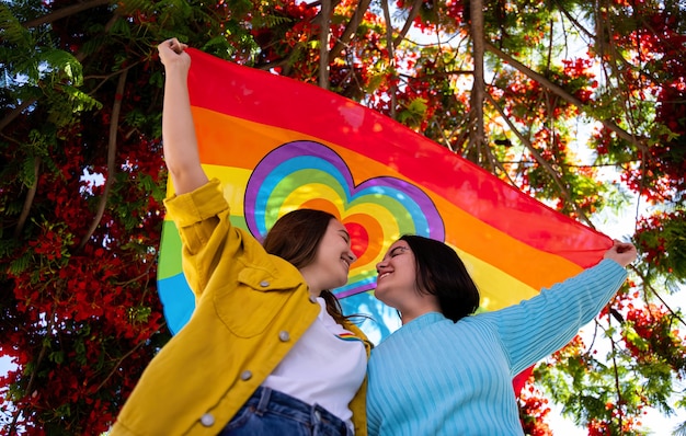 LGBT 깃발로 사랑을 주장하는 레즈비언 소녀들