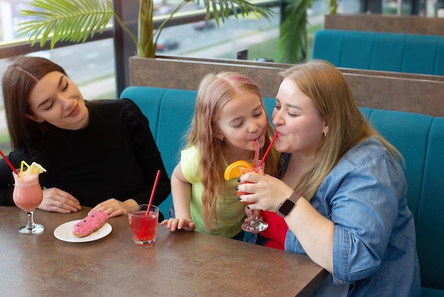 Lesbisch gezin met kind in café Pride and LGBT Freedom Day