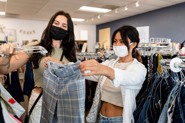 Lesbisch koppel koopt kleding, duurzame modewinkel