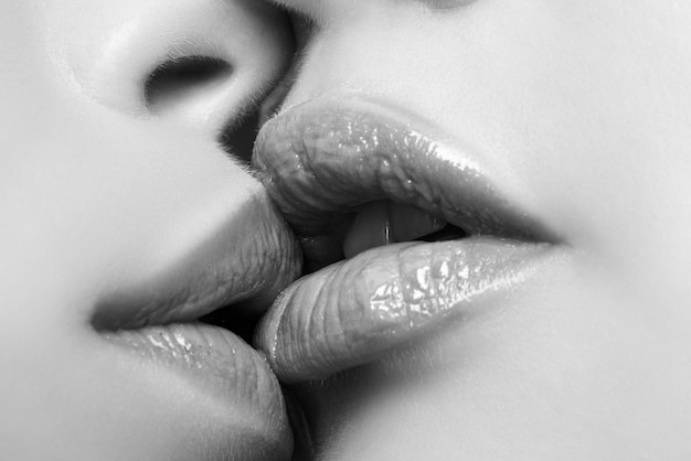 Lesbisch koppel kust twee lesbiennes die sensuele lippen kussen, passie en sexy sensuele aanraking