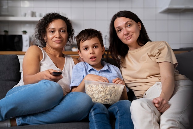 Foto lesbisch koppel met hun zoon film kijken