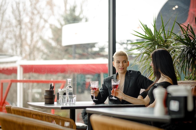 Lesbisch koppel op een date in een restaurant dat wijn drinkt