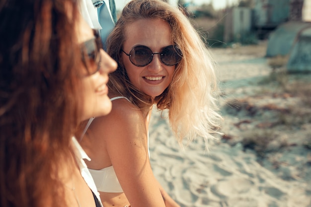 Lesbisch koppel veel plezier op het strand Mooie vrouwen vrienden gelukkig ontspannen in de buurt van de zee