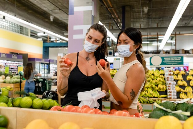 Lesbisch koppel winkelen in een supermarkt