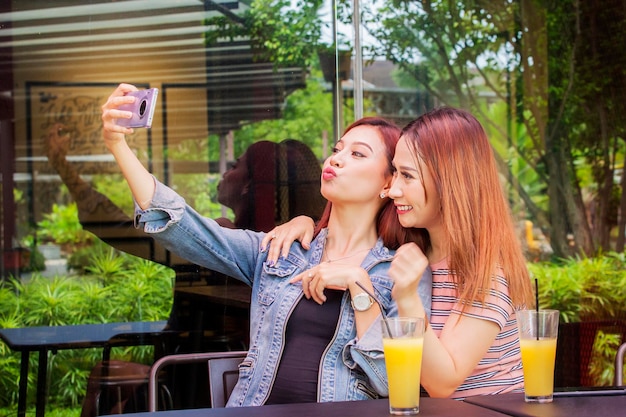 Lesbisch stel neemt selfie in café tijdens het daten