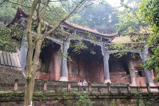 Foto leshan buddha park met chinese pagodes en godsbeelden in leshan, china