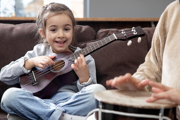 Lessen over een muziekinstrument. Ontwikkeling en gezinswaarden van kinderen. Het concept van vriendschap en familie van kinderen.