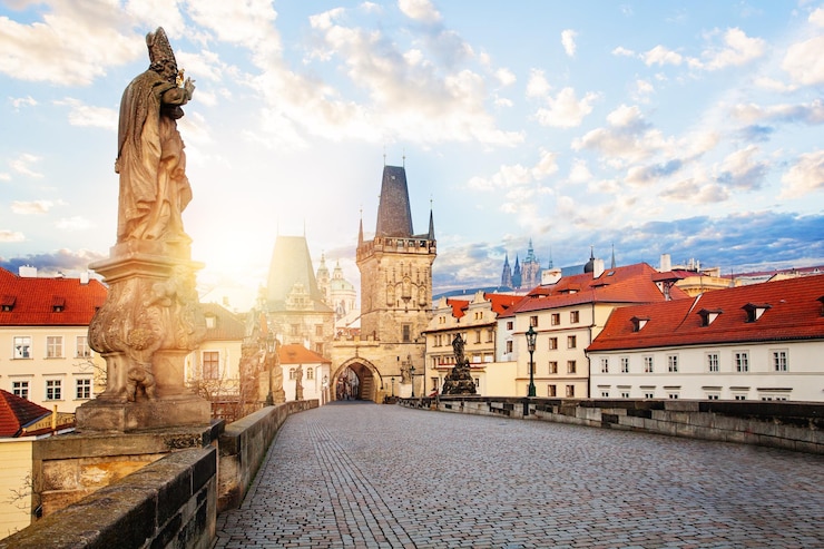 Photo lesser town bridge tower and charles bridge in prague czech republic prague panorama