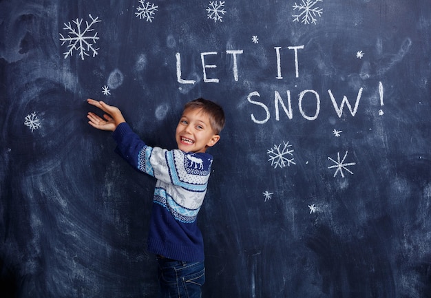 Let it is snow boy con la neve dipinta in studio