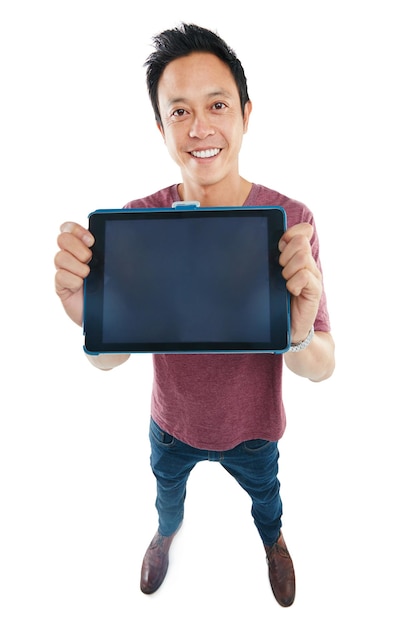 白い背景に空白のタブレットを持っている若い男のこのタブレットスタジオの肖像画を販売するのを手伝いましょう