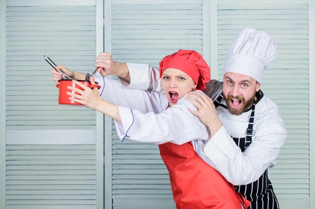 Foto lascia che provi il gusto coppia che si diverte mentre monta la panna cucinare un pasto sano cucinare insieme è più divertente donna e uomo con la barba chef cucinare insieme pasto delizioso cuocere insieme una torta