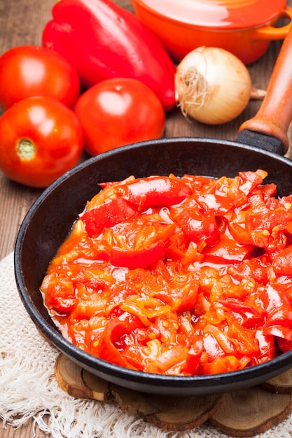 Foto letcho ingredienti e piatto in padella rustica