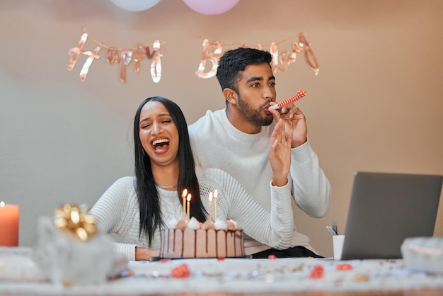 このパーティーを始めましょう 家で誕生日を祝う若いカップルのショット