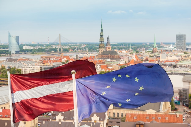 Letse en Europena-Vlaggen met Cityscape van Riga op Achtergrond