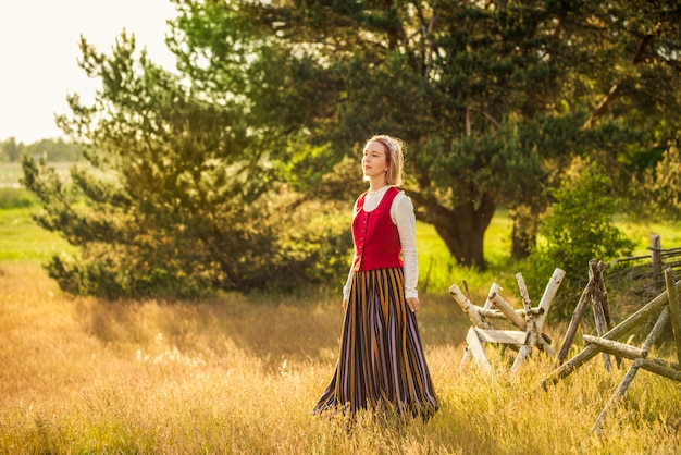 Letse vrouw in traditionele kleding in veld