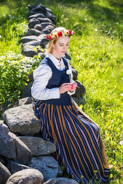 Letse vrouw in traditionele kleding Ligo folk