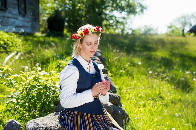 Letse vrouw in traditionele kleding ligo folk