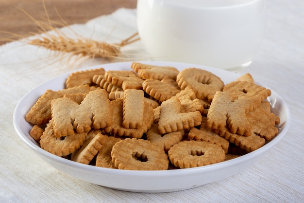 Letter biscuit cracker en melk