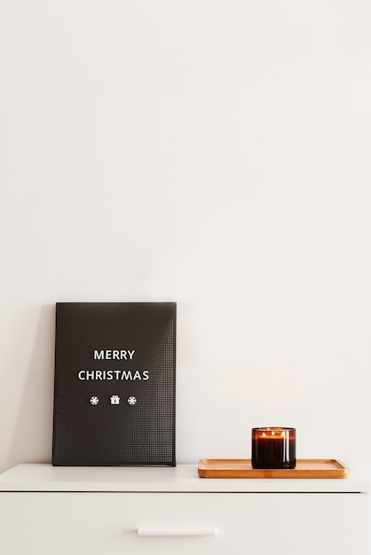 Доска для писем с надписью Merry Christmas и подносом с горящей ароматической свечой