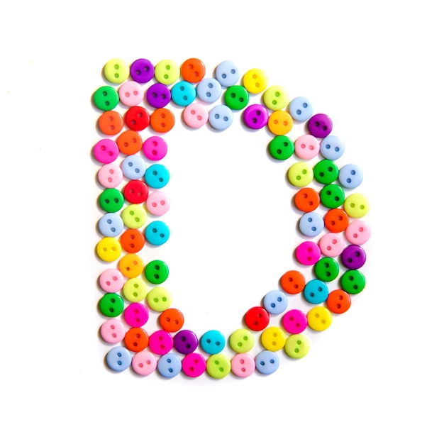 Letter D van het Engelse alfabet uit een groep kleurrijke kleine knoppen op wit