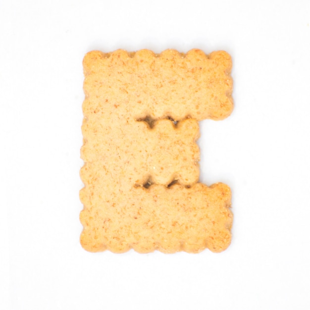 Letter E gemaakt van cracker cookie geïsoleerd op een witte achtergrond