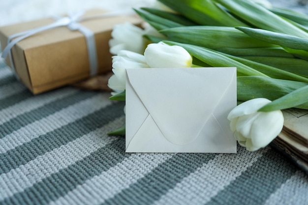 Письмо подарок и цветы праздничный концерт