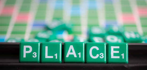 Scrabble verde lettera è ortografia parola luogo.