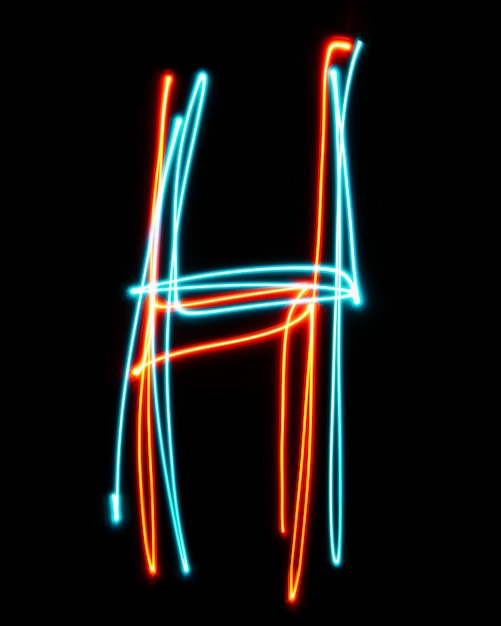 Foto letter h van het alfabet gemaakt van neon teken het blauw rood licht beeld lange blootstelling met gekleurd